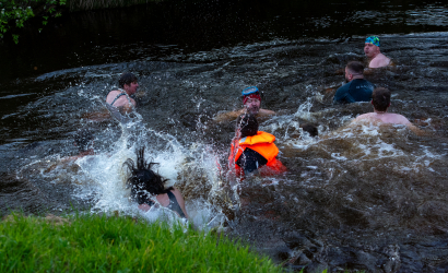 Kurbulē uz upi. Foto: Aija Valtmane20