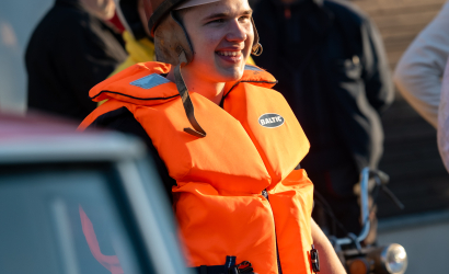 Kurbulē uz upi. Foto: Aija Valtmane96