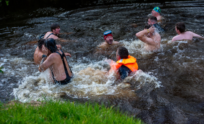 Kurbulē uz upi. Foto: Aija Valtmane180