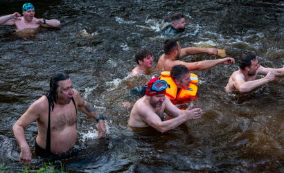 Kurbulē uz upi. Foto: Aija Valtmane181
