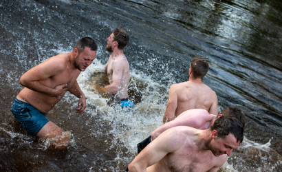 Kurbulē uz upi. Foto: Aija Valtmane183