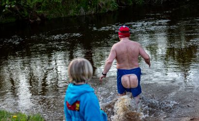 Kurbulē uz upi. Foto: Aija Valtmane194