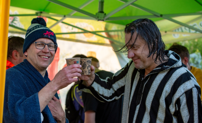 Kurbulē uz upi. Foto: Aija Valtmane200