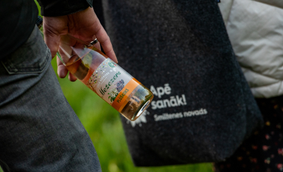 Kurbulē uz upi. Foto: Aija Valtmane246